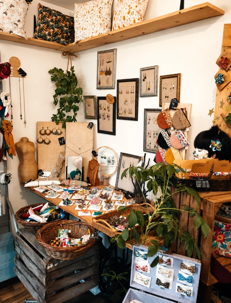 Coin boutique avec bijoux, accessoires textiles et créations La Confectionnerie