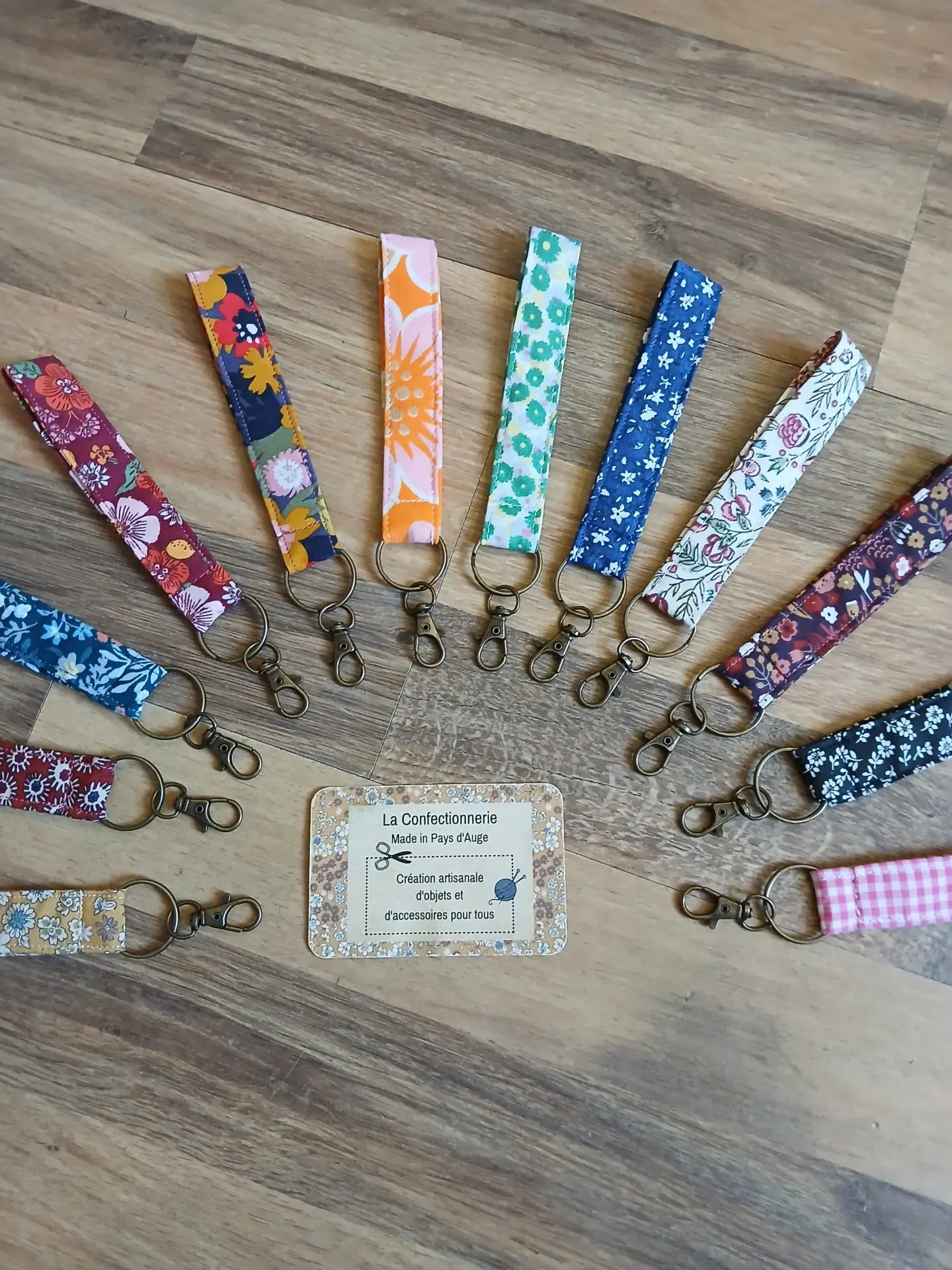 Porte-clés en tissu – bleu petites fleurs blanches – Image 2