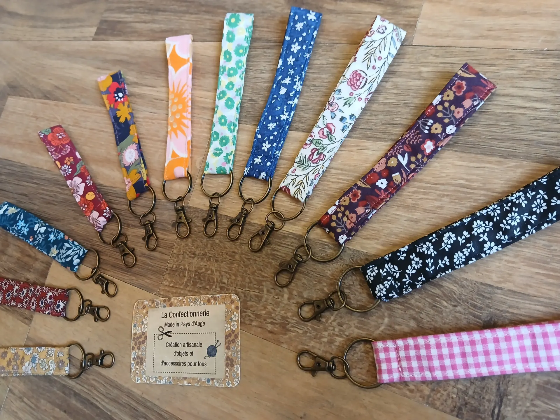 Porte-clés en tissu – bleu petites fleurs blanches – Image 3