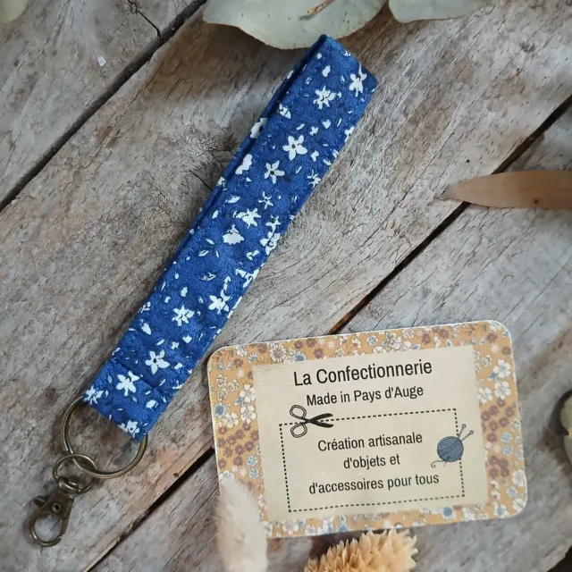 Porte-clés en tissu – bleu petites fleurs blanches