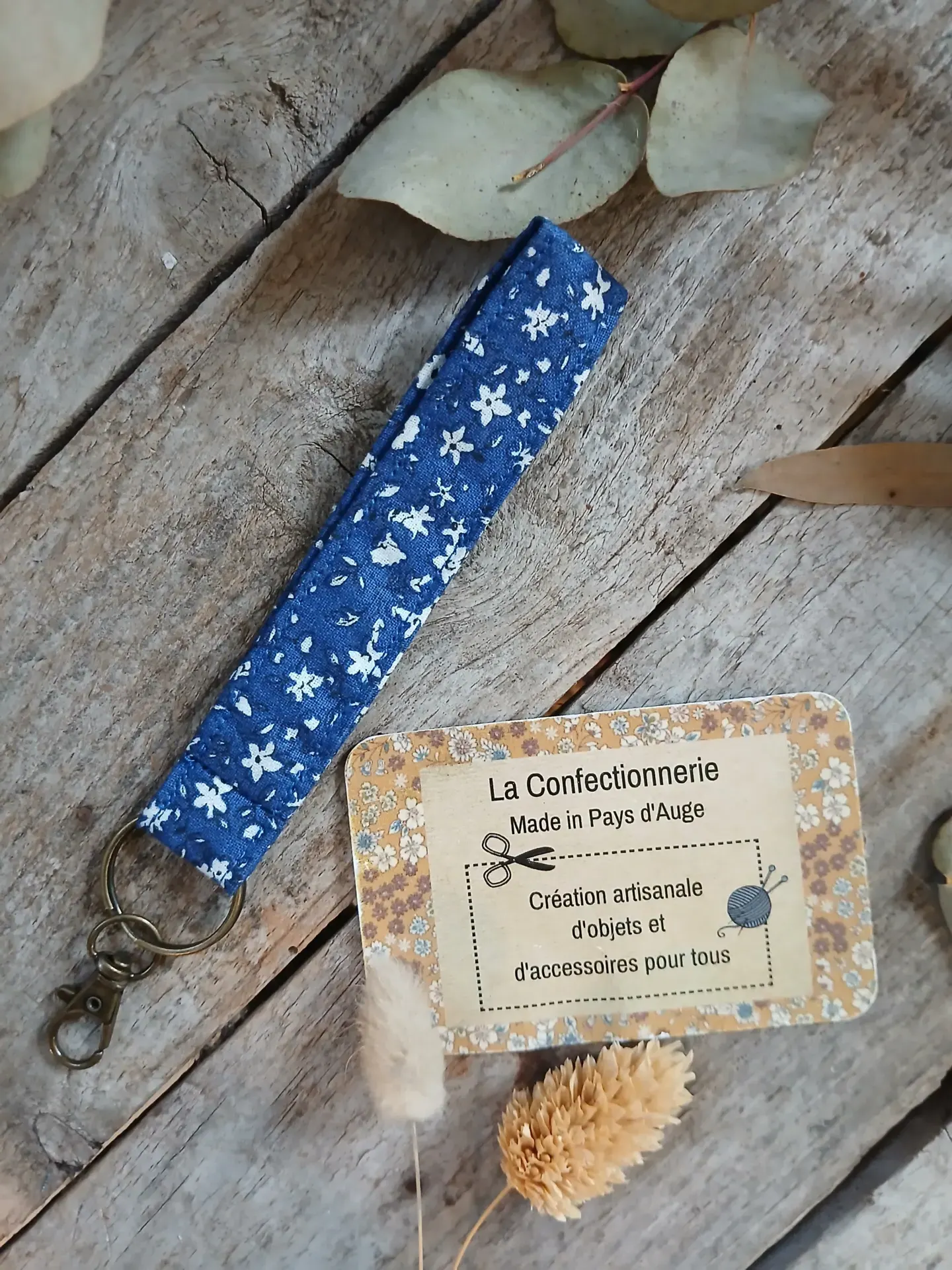 Porte-clés en tissu – bleu petites fleurs blanches
