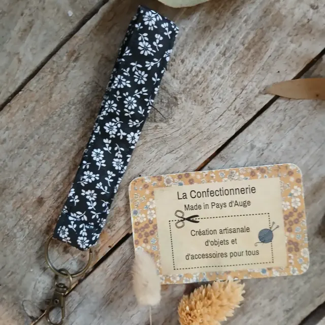 Porte-clés en tissu – noir petites fleurs blanches