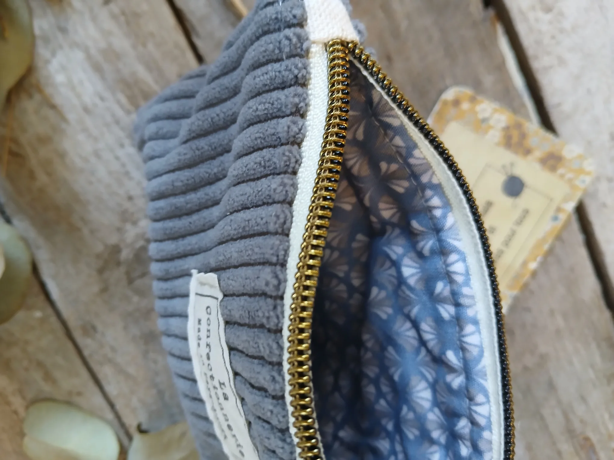 Trousse / pochette en velours côtelé gris – Image 4