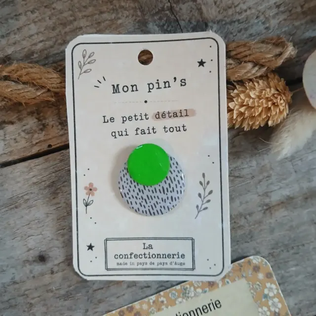 Pin’s coloré - petit rond vert électrique / rond strié noir et blanc