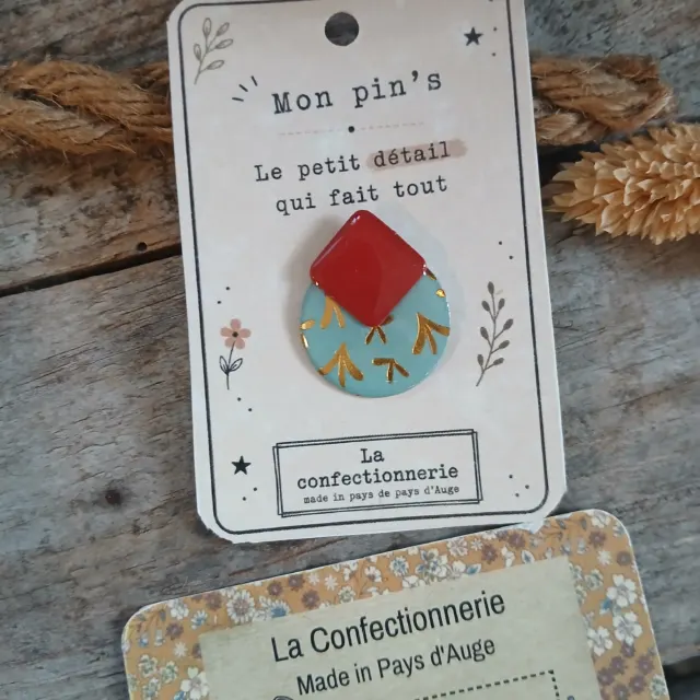 Pin’s coloré - losange terracotta/rond bleu et doré