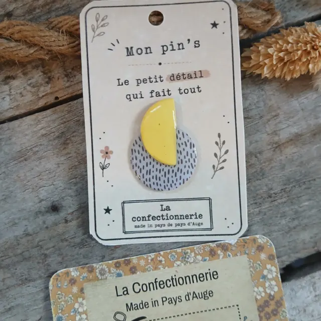 Pin’s coloré - demi rond jaune paille/ rond noir et blanc strié