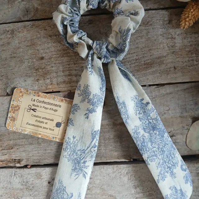 Chouchou / Scrunchie avec grand nœud amovible - imprimé toile de Jouy bleu