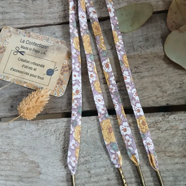 Lacets fantaisie en tissu – fleuris parme 6 œillets