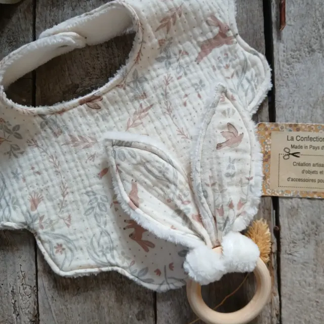 Duo naissance bébé – Bavoir nuage & hochet oreilles de lapin 🐰