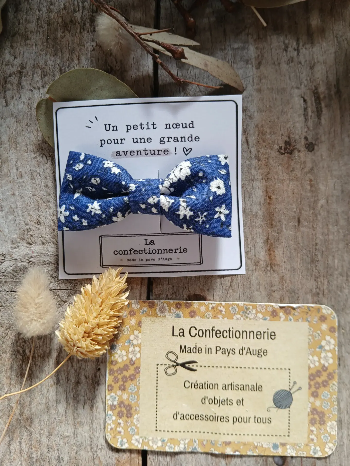 Barrette nœud en coton - fond bleu et petites fleurs blanches
