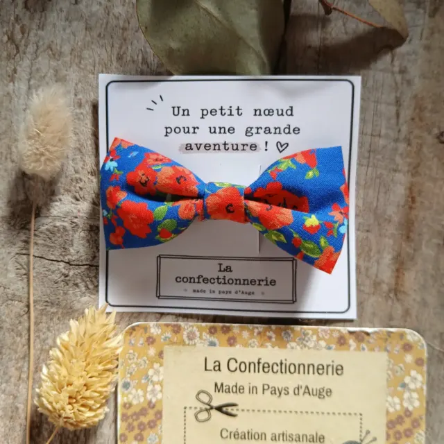 Barrette nœud en coton - fond bleu / fleurs rouges