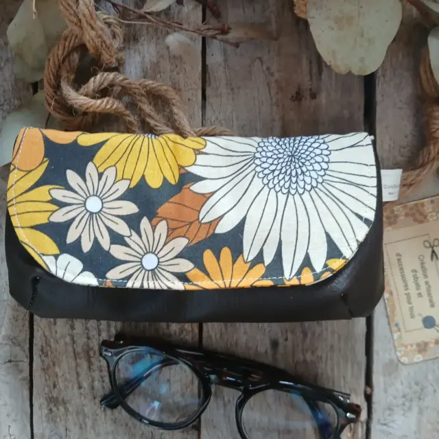 Étui à lunettes en tissu – fleuris jaune/ simili cuir marron foncé