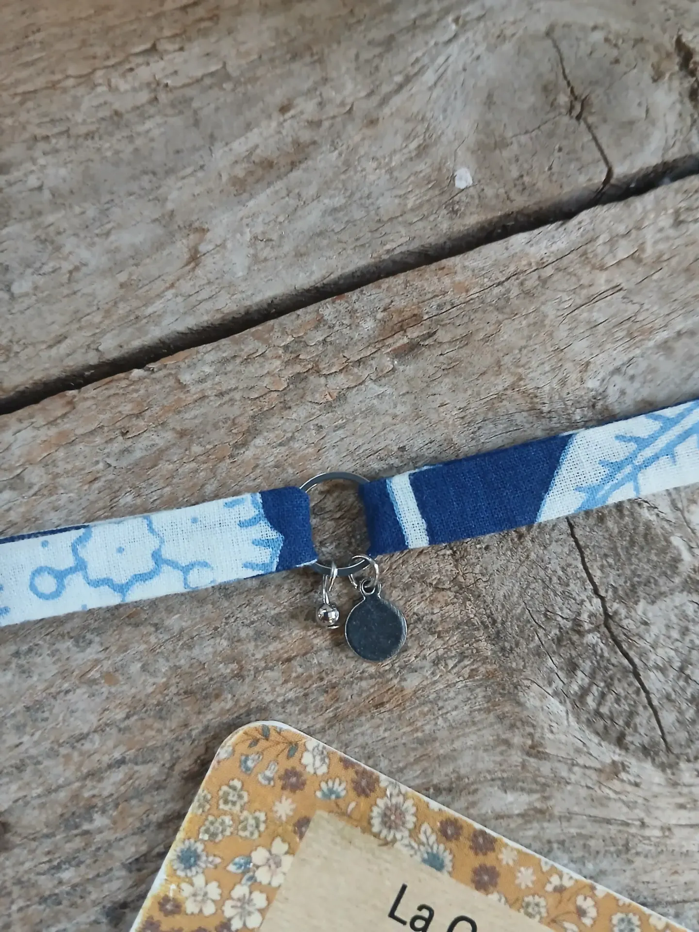 Bracelet en tissu et acier inoxydable argenté – Réglable – Imprimé bleu marine et bleu ciel – Image 5