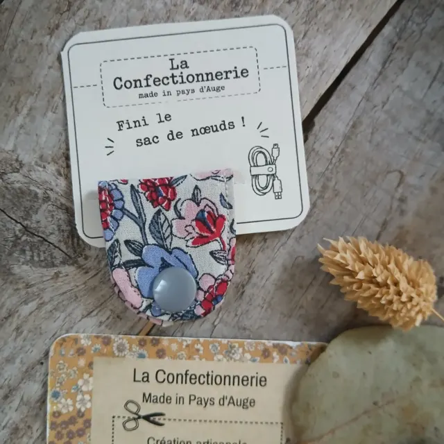 Attache-câble en tissu molletonné – Fleuri rose et rouge