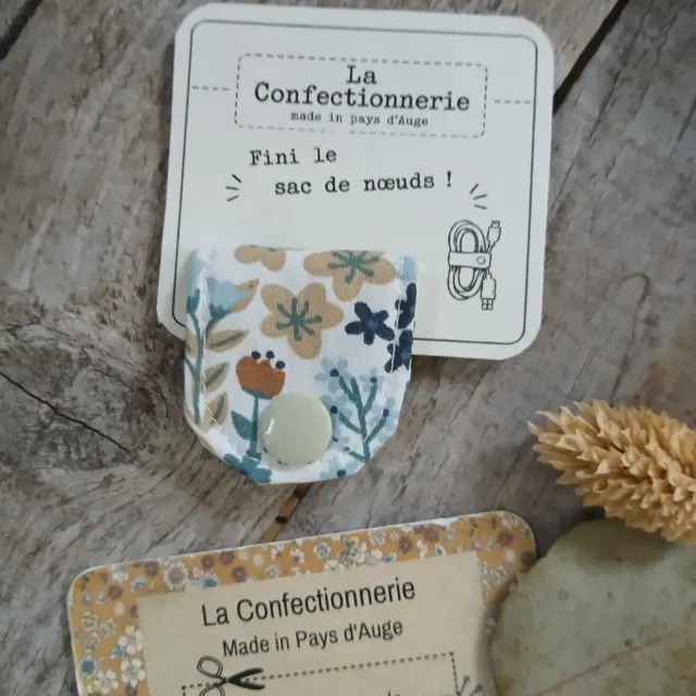 Attache-câble en tissu molletonné – Fleuri bleu et beige