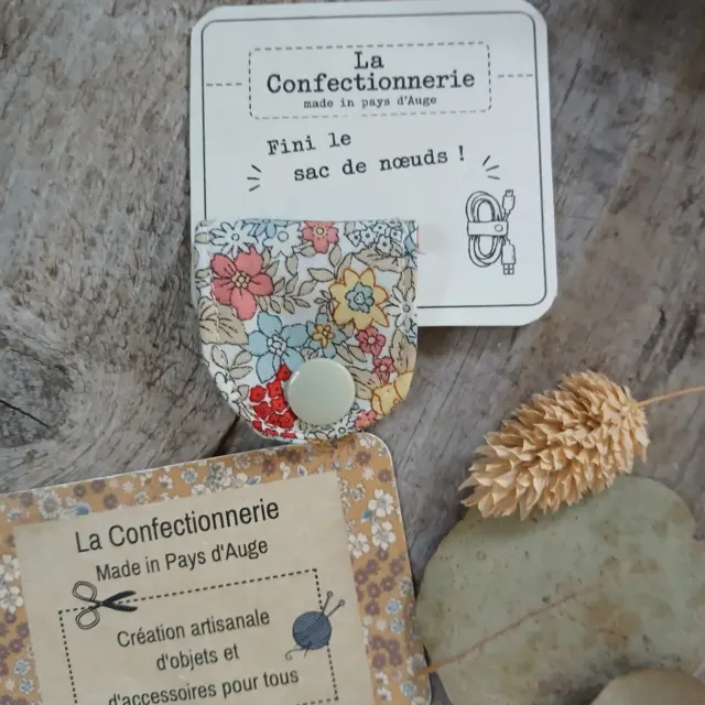 Attache-câble en tissu molletonné – Petites fleurs rose et bleu ciel
