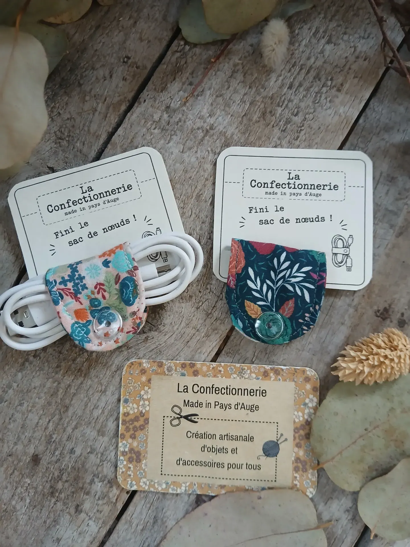 Attache-câble en tissu molletonné – Fleuri bordeaux/blanc/bleu – Image 3