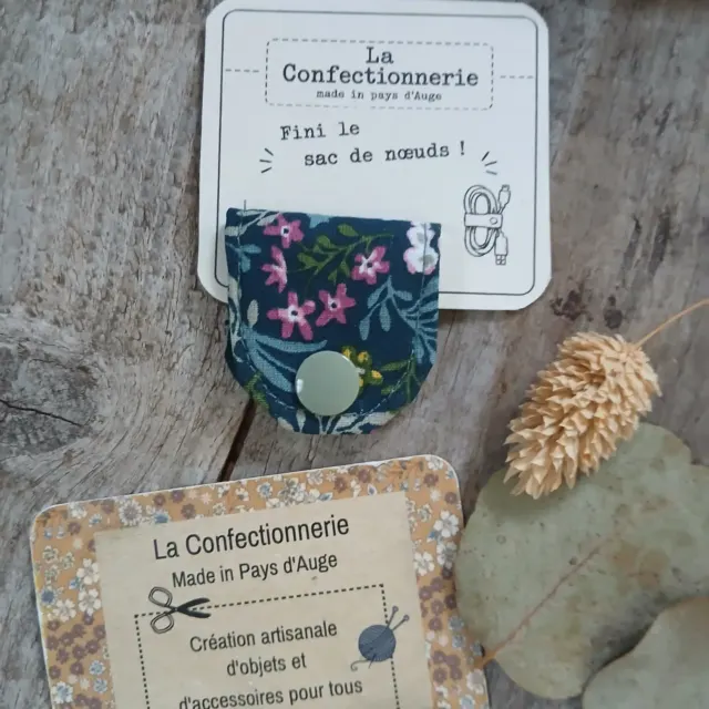 Attache-câble en tissu molletonné – Fleuri bleu et rose