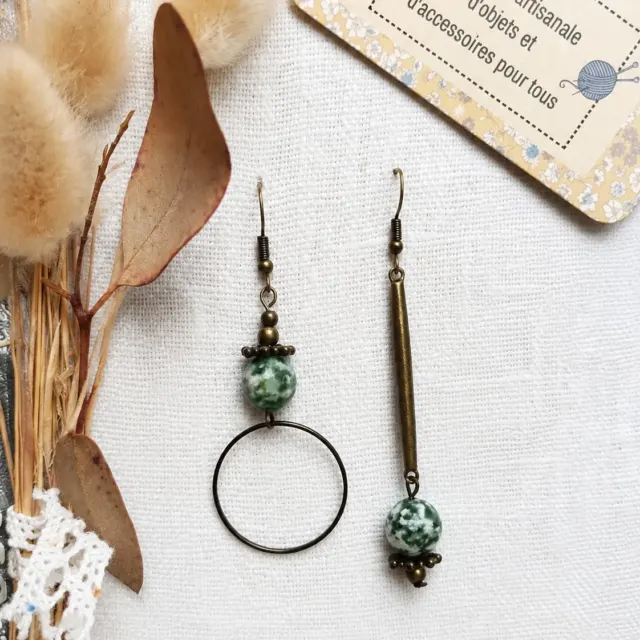 boucles d'oreilles dissociées- pierre naturelle à facette verte