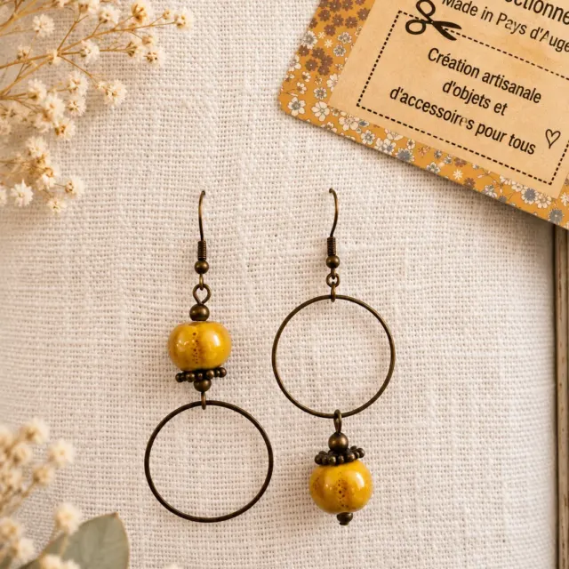 boucles d'oreilles dissociées perle céramique jaune ocre