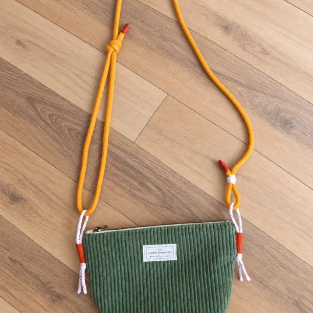 Petit sac arrondi bandoulière en velours côtelé kaki