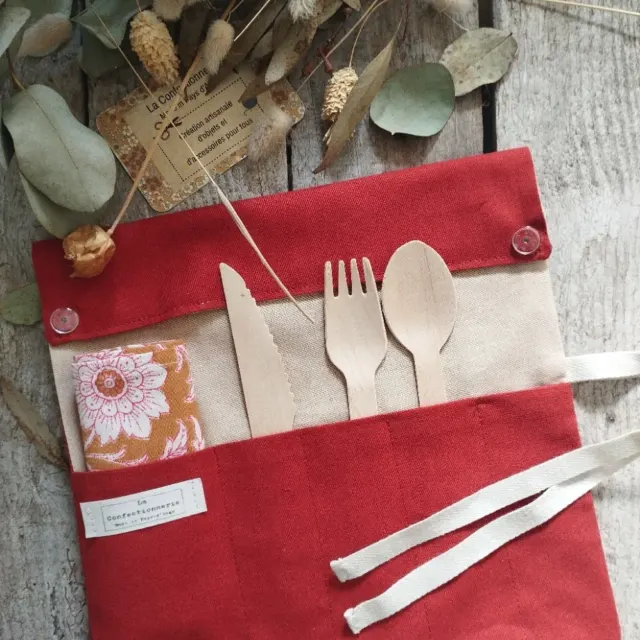 Pochette à couverts nomade avec serviette rouge terracotta
