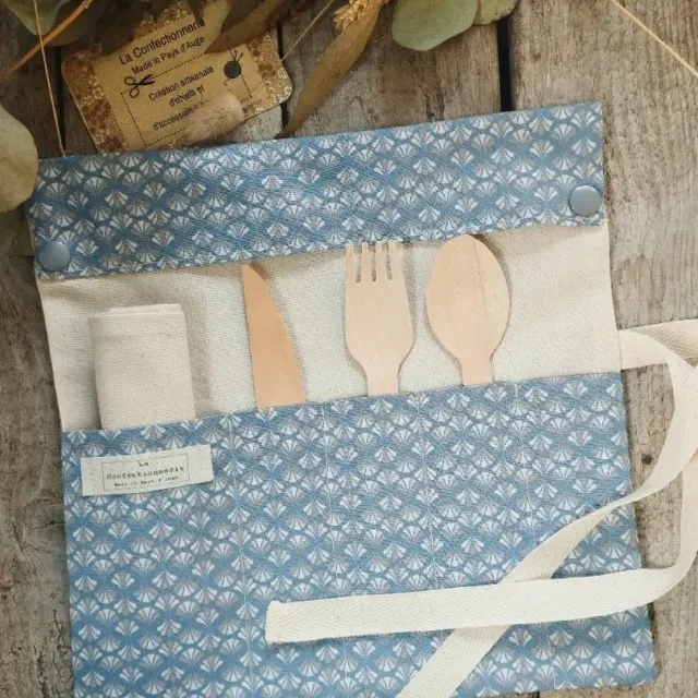 Pochette à couverts nomade avec serviette (motifs gris bleutés)