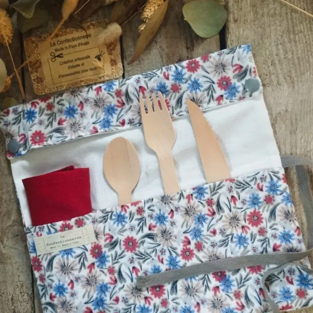 Pochette à couverts nomade avec serviette (fleurie bleue et rouge)