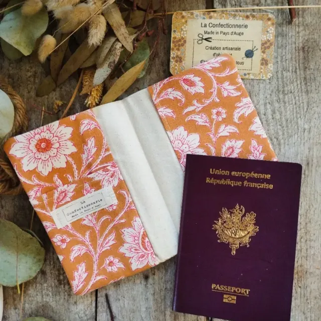 Protège-passeport fleurie – Orange, rose et écru