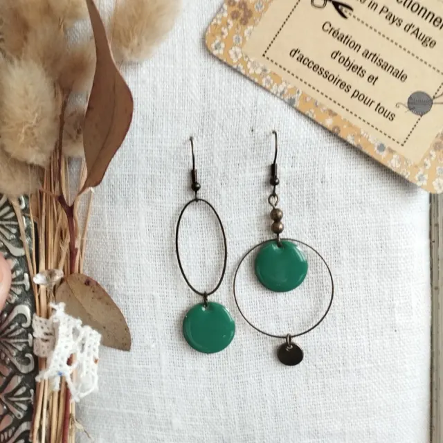 boucles d'oreilles dissociées sequin vert céladon