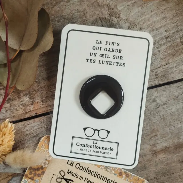 Pin's porte-lunettes marron profond