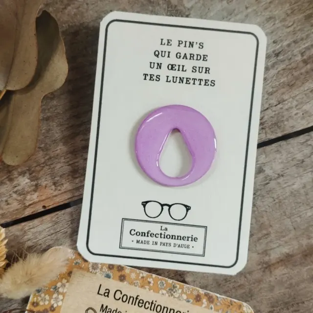 Pin's porte-lunettes parme