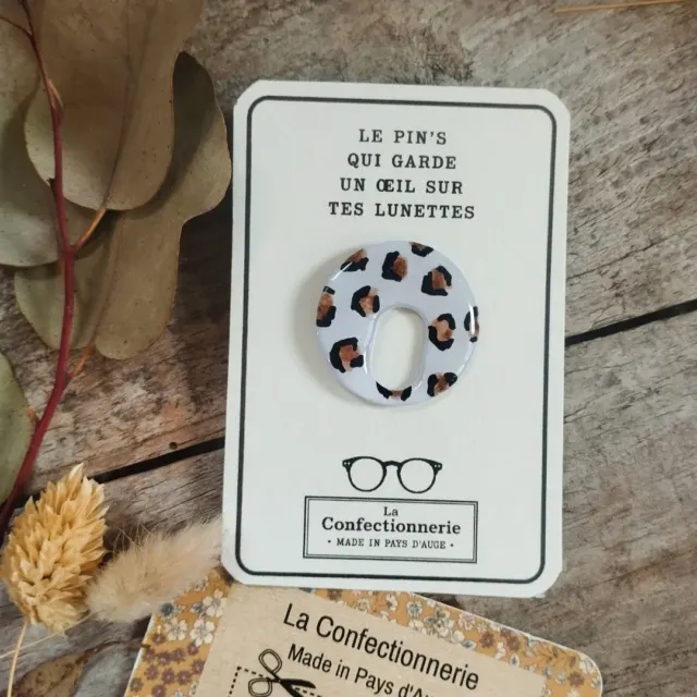 Pin's porte-lunettes léopard fond blanc