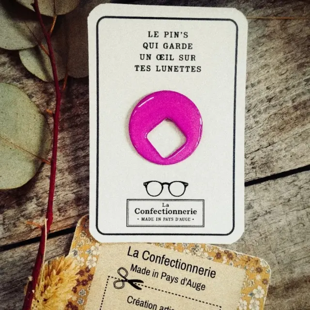 Pin's porte-lunettes rose