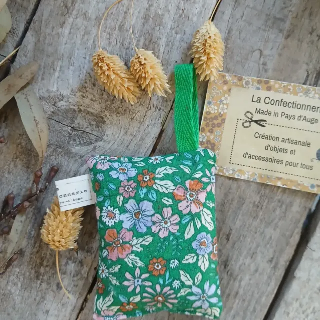 Petit pochon de lavande - Petites fleurs fond vert