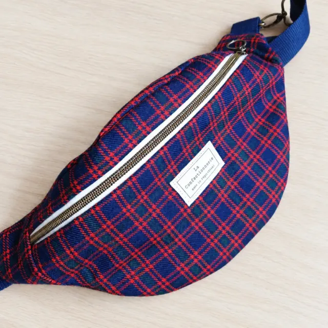 Sac banane bleu marine à carreaux rouges